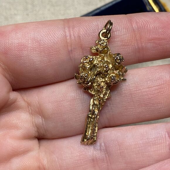 💛 Yellow Gold Plated Bouquet Of Roses Pendant - Picture 3 of 3